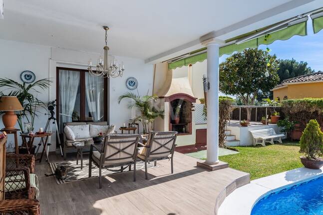 Villa en una tranquila urbanización al lado de la ciudad de Marbella