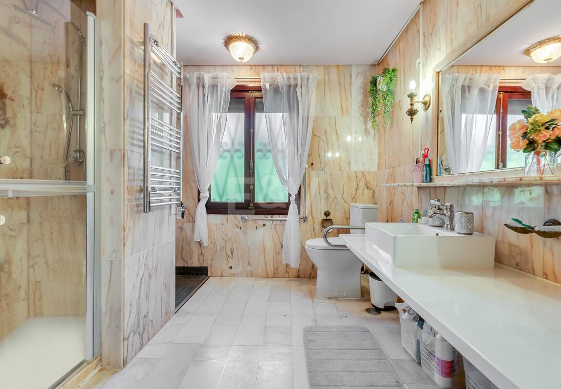 Villa en una tranquila urbanización al lado de la ciudad de Marbella