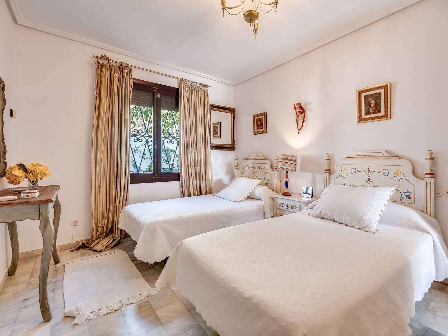 Villa i en lugn urbanisering bredvid Marbella City