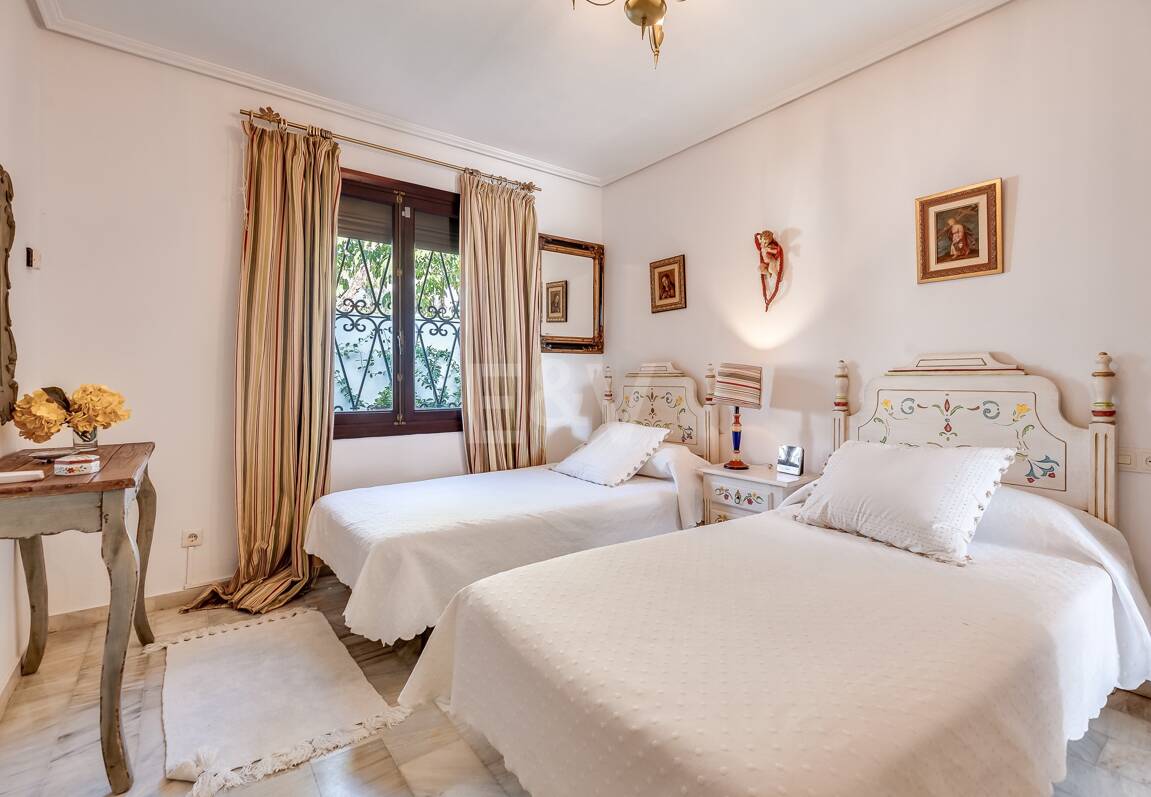 Villa en una tranquila urbanización al lado de la ciudad de Marbella