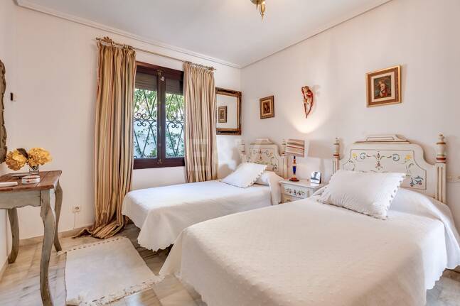 Villa en una tranquila urbanización al lado de la ciudad de Marbella