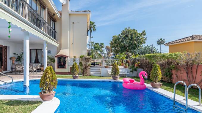 Villa i en lugn urbanisering bredvid Marbella City