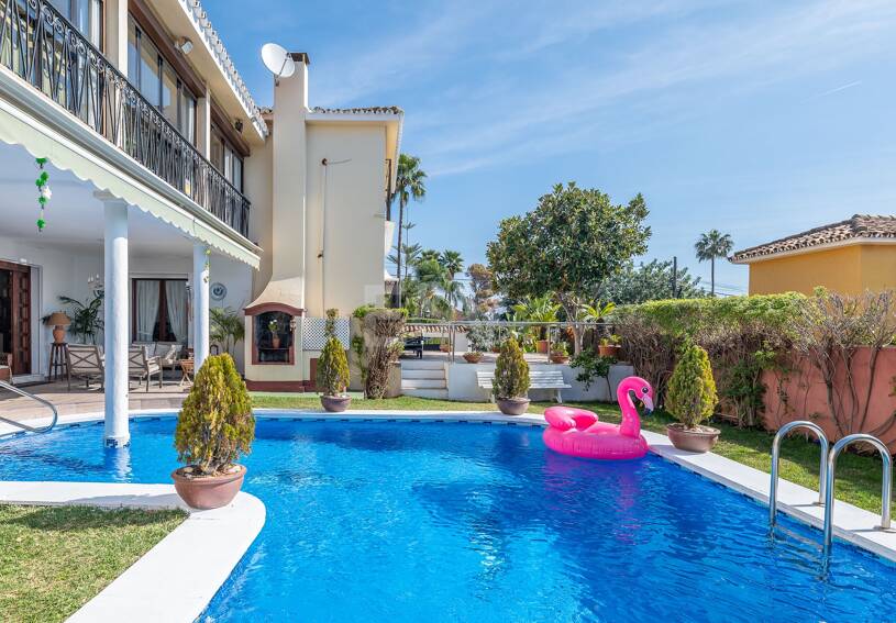 Villa en una tranquila urbanización al lado de la ciudad de Marbella