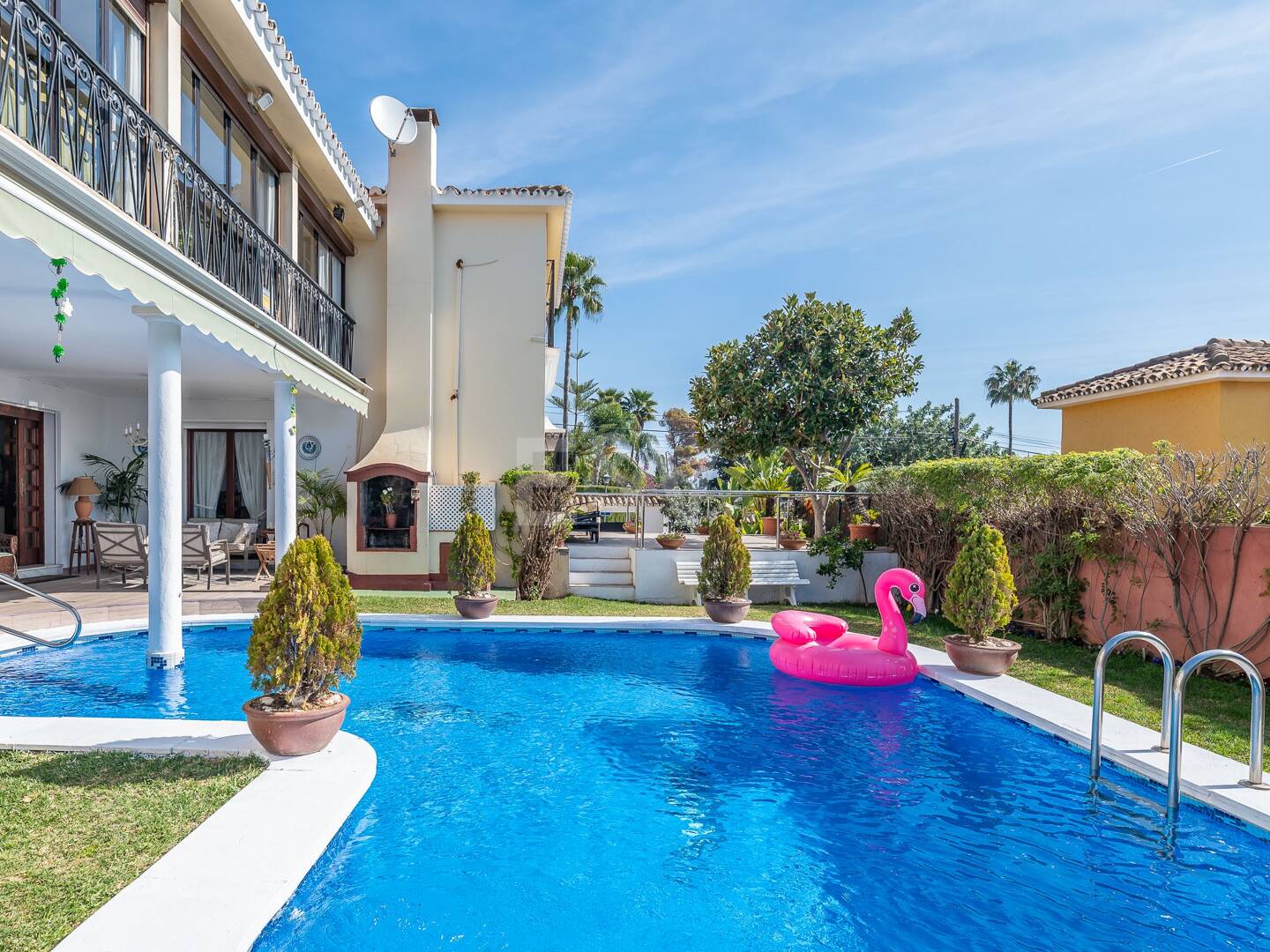 Villa en una tranquila urbanización al lado de la ciudad de Marbella