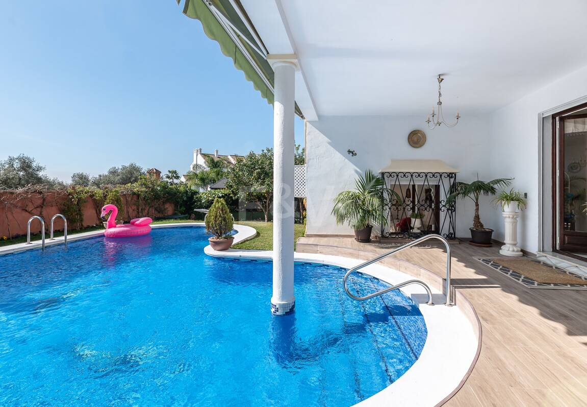 Villa en una tranquila urbanización al lado de la ciudad de Marbella