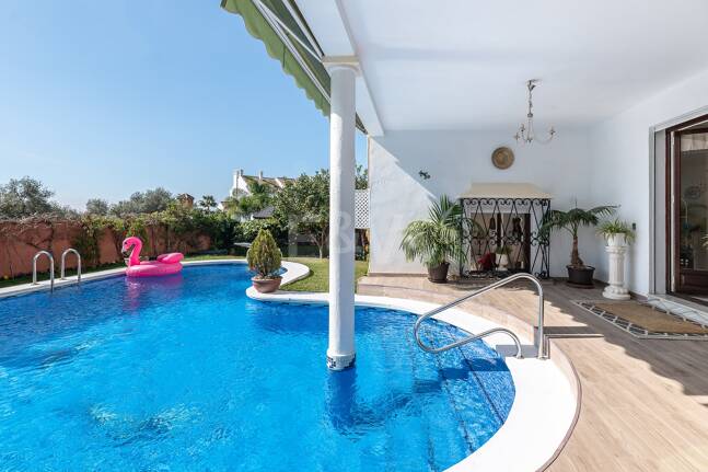Villa en una tranquila urbanización al lado de la ciudad de Marbella