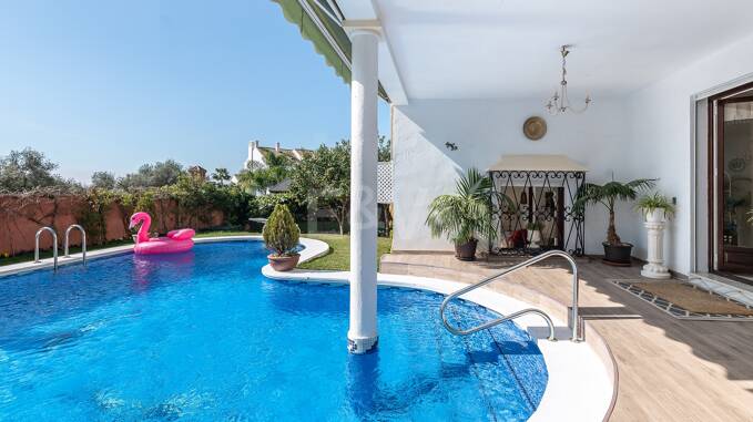 Villa en una tranquila urbanización al lado de la ciudad de Marbella