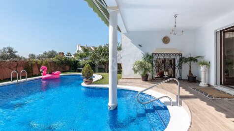 Villa en una tranquila urbanización al lado de la ciudad de Marbella