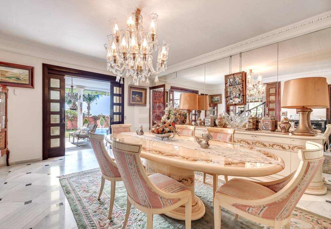 Villa en una tranquila urbanización al lado de la ciudad de Marbella