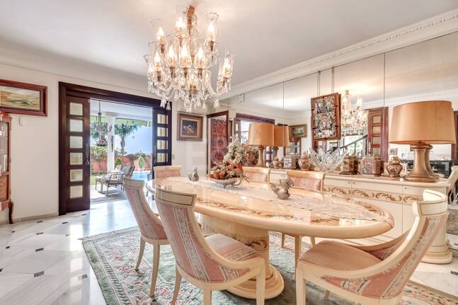 Villa en una tranquila urbanización al lado de la ciudad de Marbella
