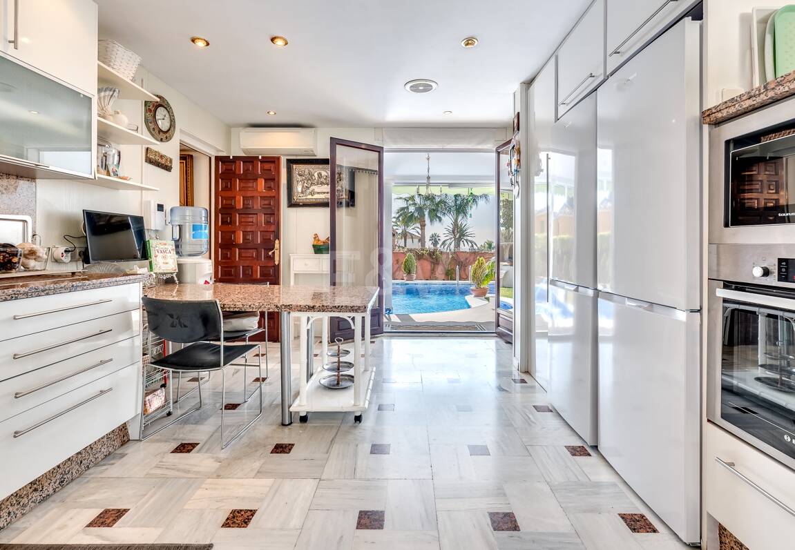 Villa en una tranquila urbanización al lado de la ciudad de Marbella