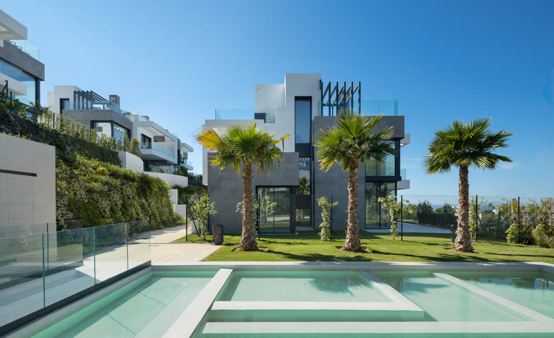 Villa adosada a estrenar en urbanización cerrada con piscina privada y vistas al mar