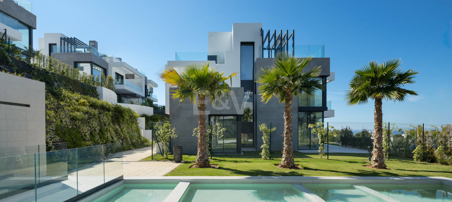 Brandneue Doppelhaushälfte in einer bewachten Wohnanlage mit privatem Pool und Meerblick