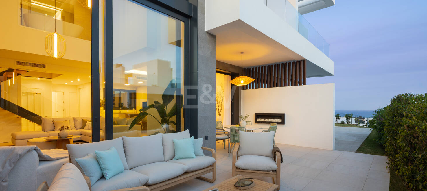Brandneue Doppelhaushälfte in einer bewachten Wohnanlage mit privatem Pool und Meerblick