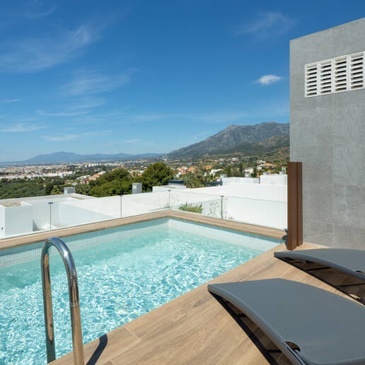 Brandneue Doppelhaushälfte in einer bewachten Wohnanlage mit privatem Pool und Meerblick