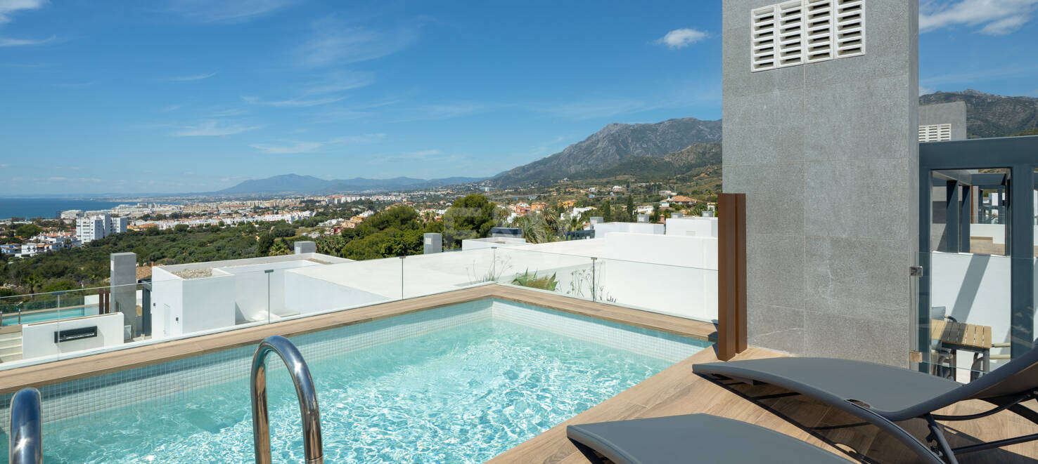 Brandneue Doppelhaushälfte in einer bewachten Wohnanlage mit privatem Pool und Meerblick