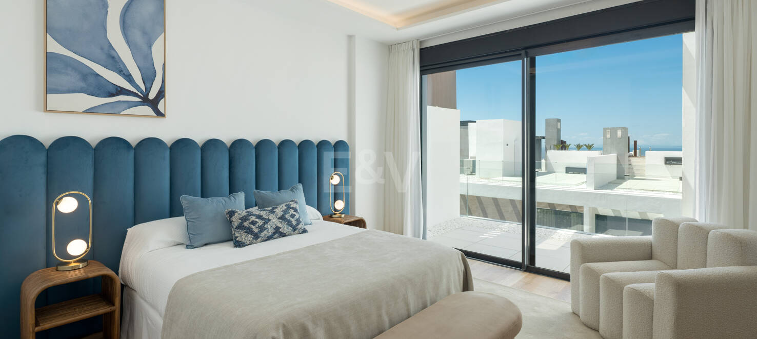 Brandneue Doppelhaushälfte in einer bewachten Wohnanlage mit privatem Pool und Meerblick