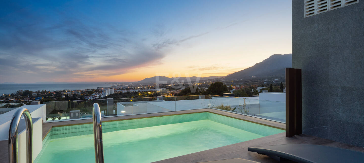 Brandneue Doppelhaushälfte in einer bewachten Wohnanlage mit privatem Pool und Meerblick