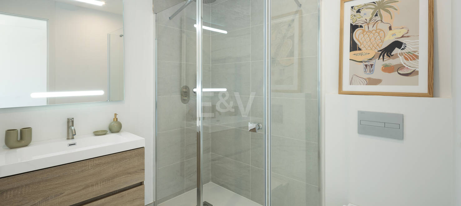 Brandneue Doppelhaushälfte in einer bewachten Wohnanlage mit privatem Pool und Meerblick