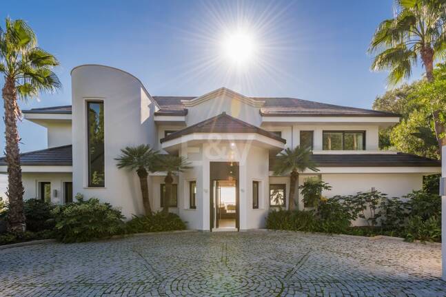 Moderne Villa in La Zagaleta mit herrlichem Meerblick