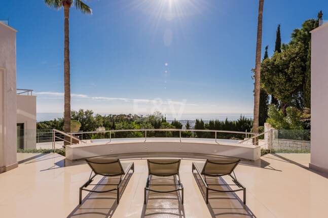 Moderne Villa in La Zagaleta mit herrlichem Meerblick