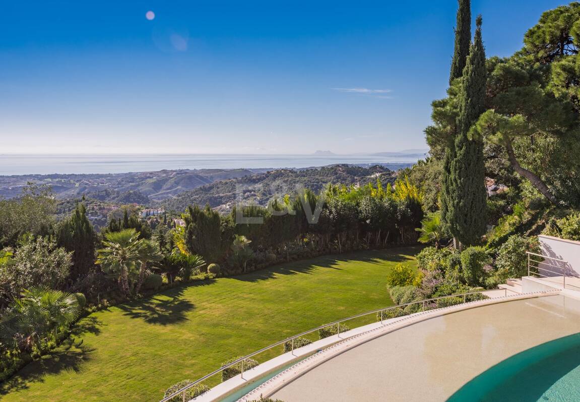 Moderne Villa in La Zagaleta mit herrlichem Meerblick