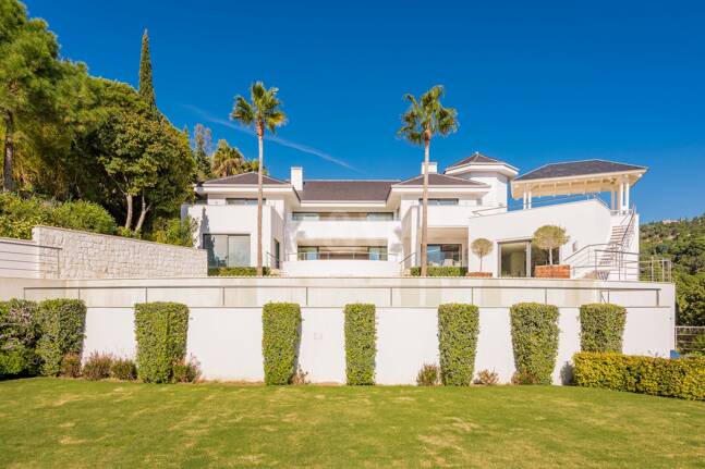 Moderne Villa in La Zagaleta mit herrlichem Meerblick