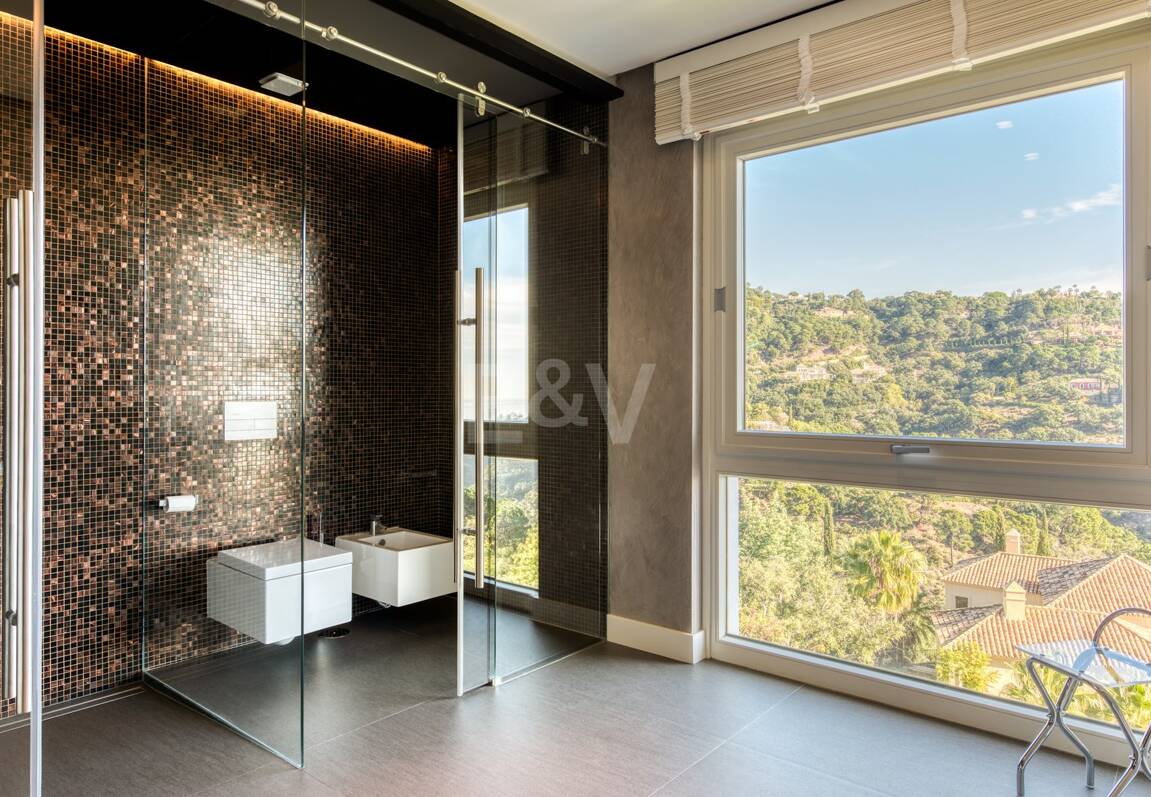 Moderne Villa in La Zagaleta mit herrlichem Meerblick