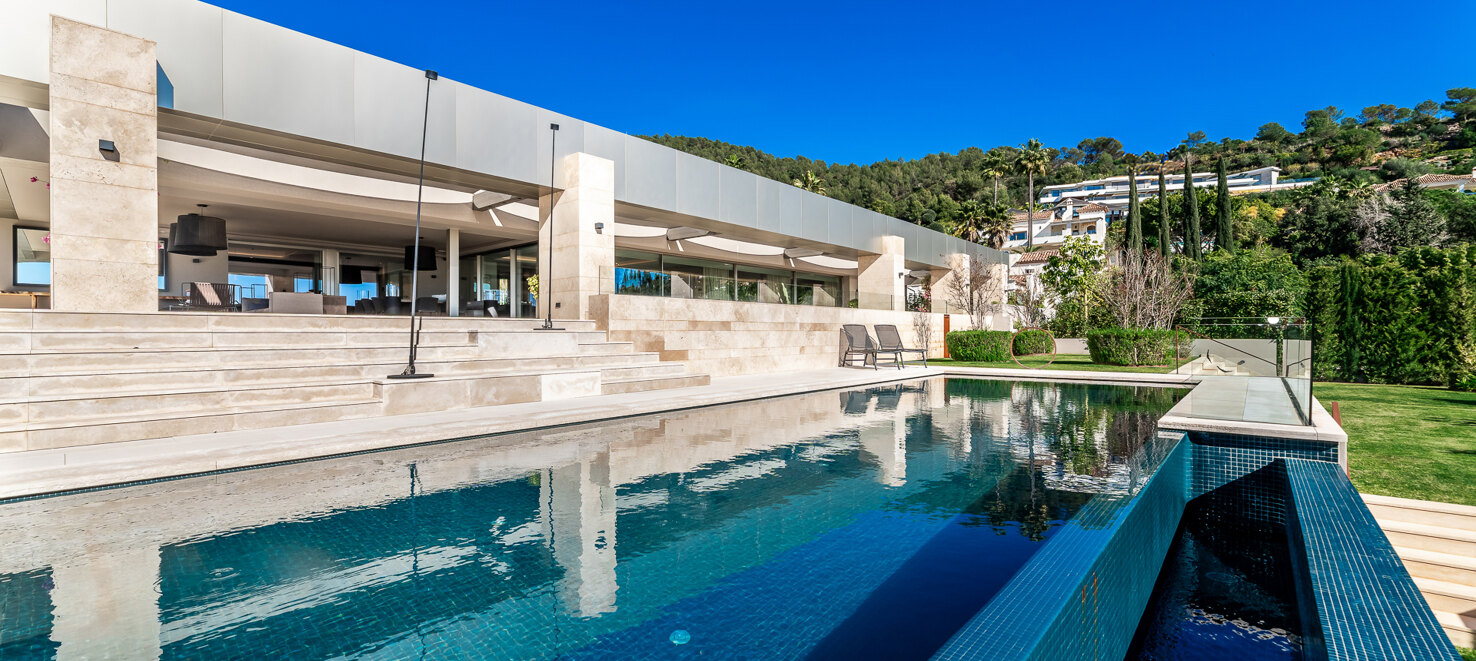 State-Of-The-Art Villa in Cascada de Camoján with Panoramic Sea Views