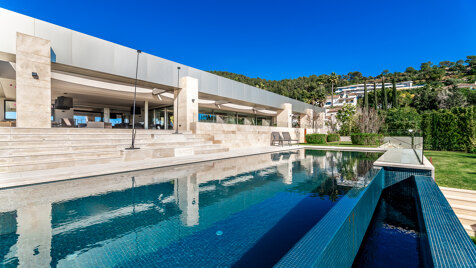 Villa de l'état de l'art à Cascada de Camoján avec vue panoramique sur la mer