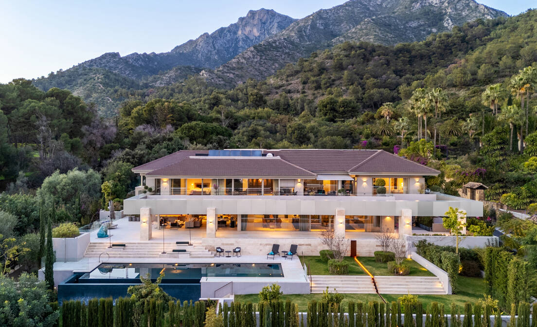 State-Of-The-Art Villa in Cascada de Camoján with Panoramic Sea Views
