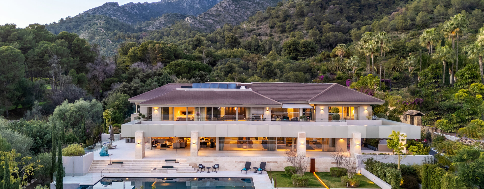 Villa de l'état de l'art à Cascada de Camoján avec vue panoramique sur la mer