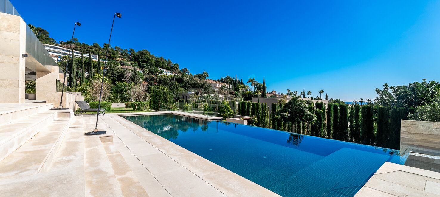 State-Of-The-Art Villa in Cascada de Camoján with Panoramic Sea Views