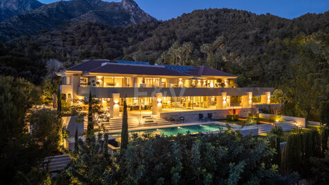 Villa de l'état de l'art à Cascada de Camoján avec vue panoramique sur la mer