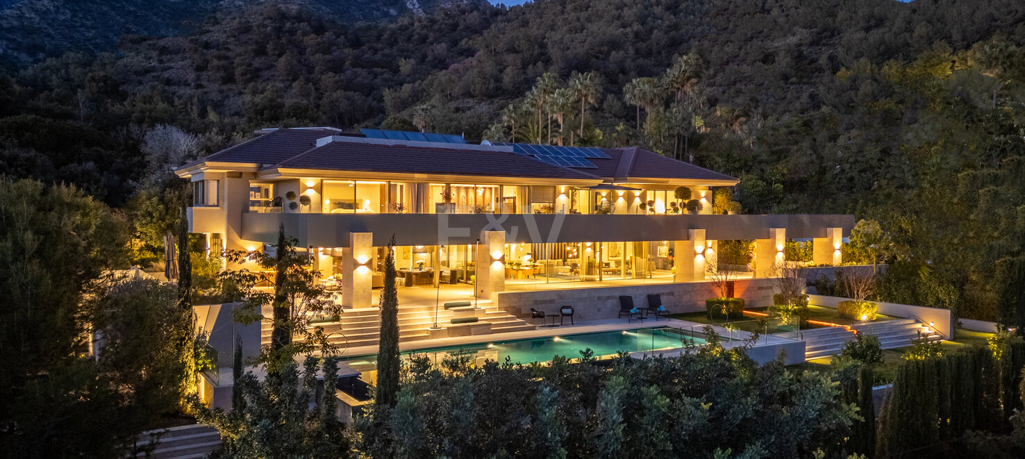 State-Of-The-Art Villa in Cascada de Camoján with Panoramic Sea Views