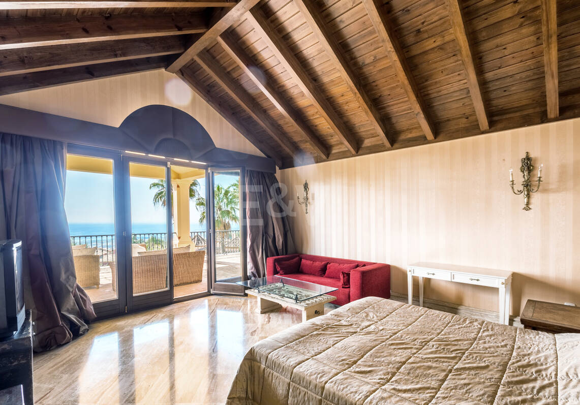 Villa architecturale classique par Antonio Bermúdez dans la prestigieuse Sierra Blanca