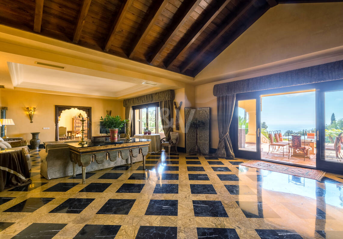 Villa architecturale classique par Antonio Bermúdez dans la prestigieuse Sierra Blanca