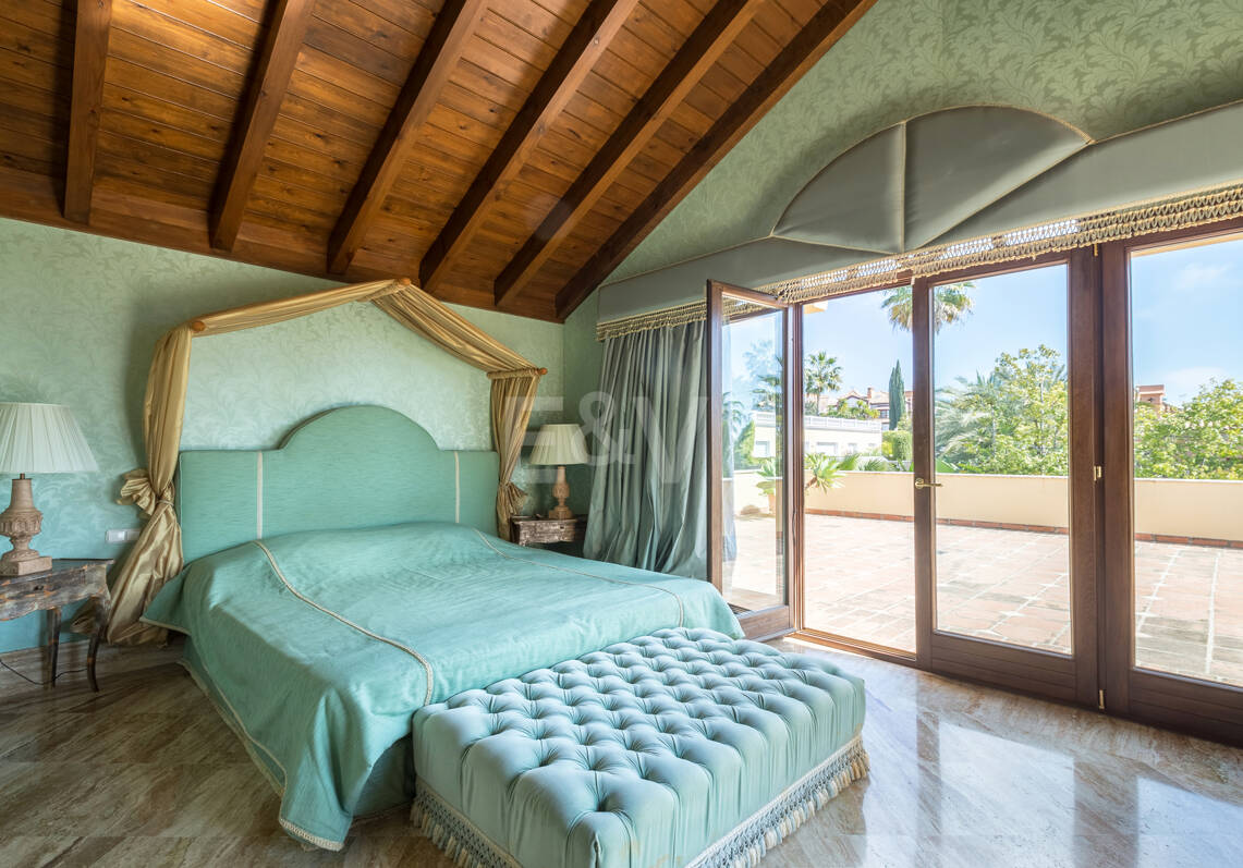 Villa architecturale classique par Antonio Bermúdez dans la prestigieuse Sierra Blanca