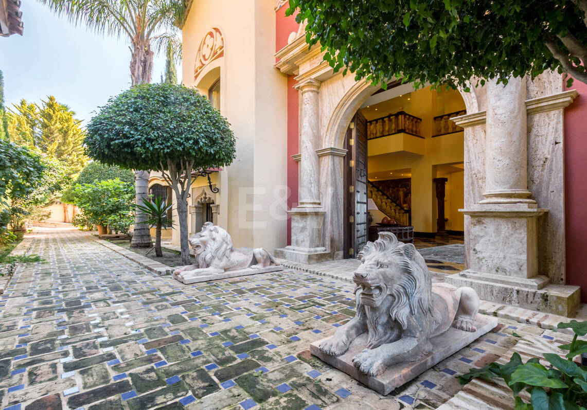 Villa architecturale classique par Antonio Bermúdez dans la prestigieuse Sierra Blanca