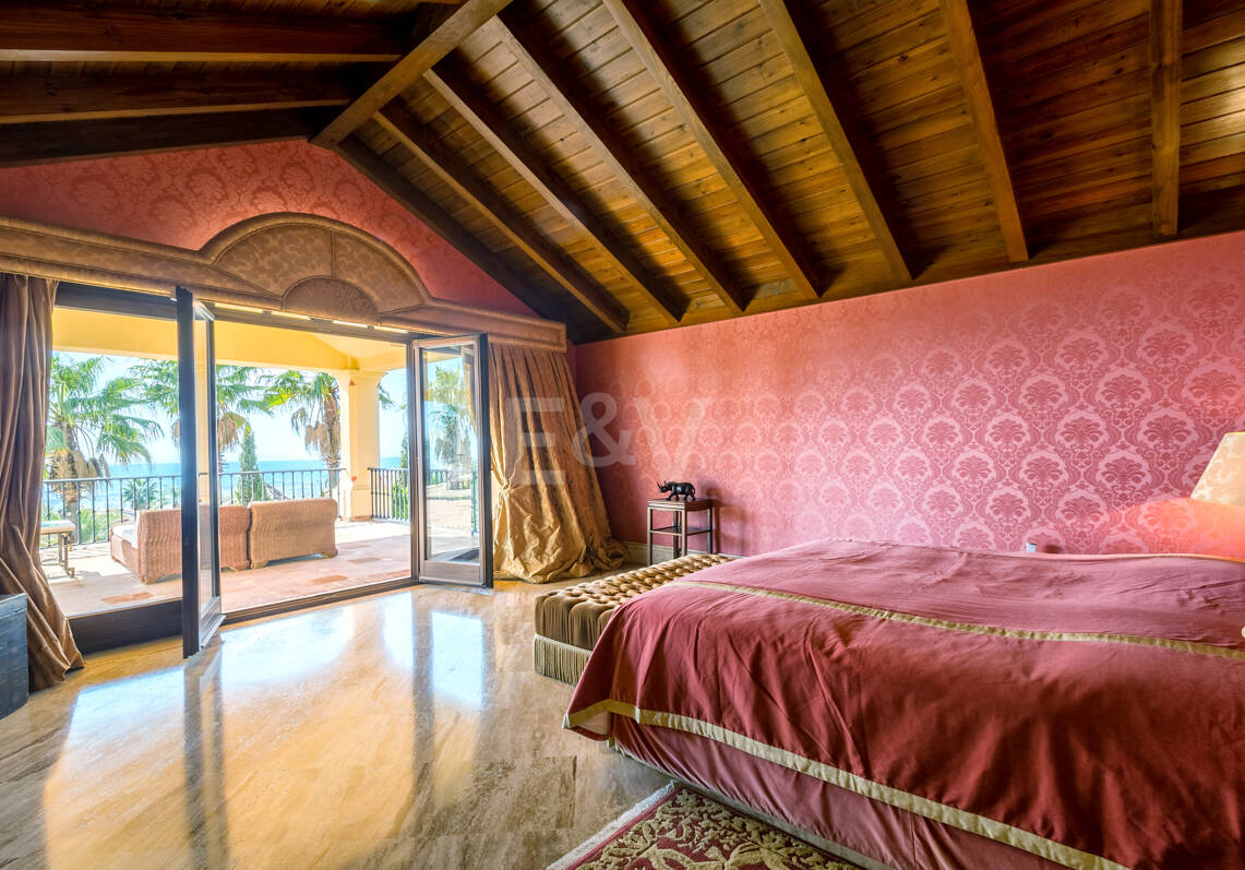 Villa architecturale classique par Antonio Bermúdez dans la prestigieuse Sierra Blanca
