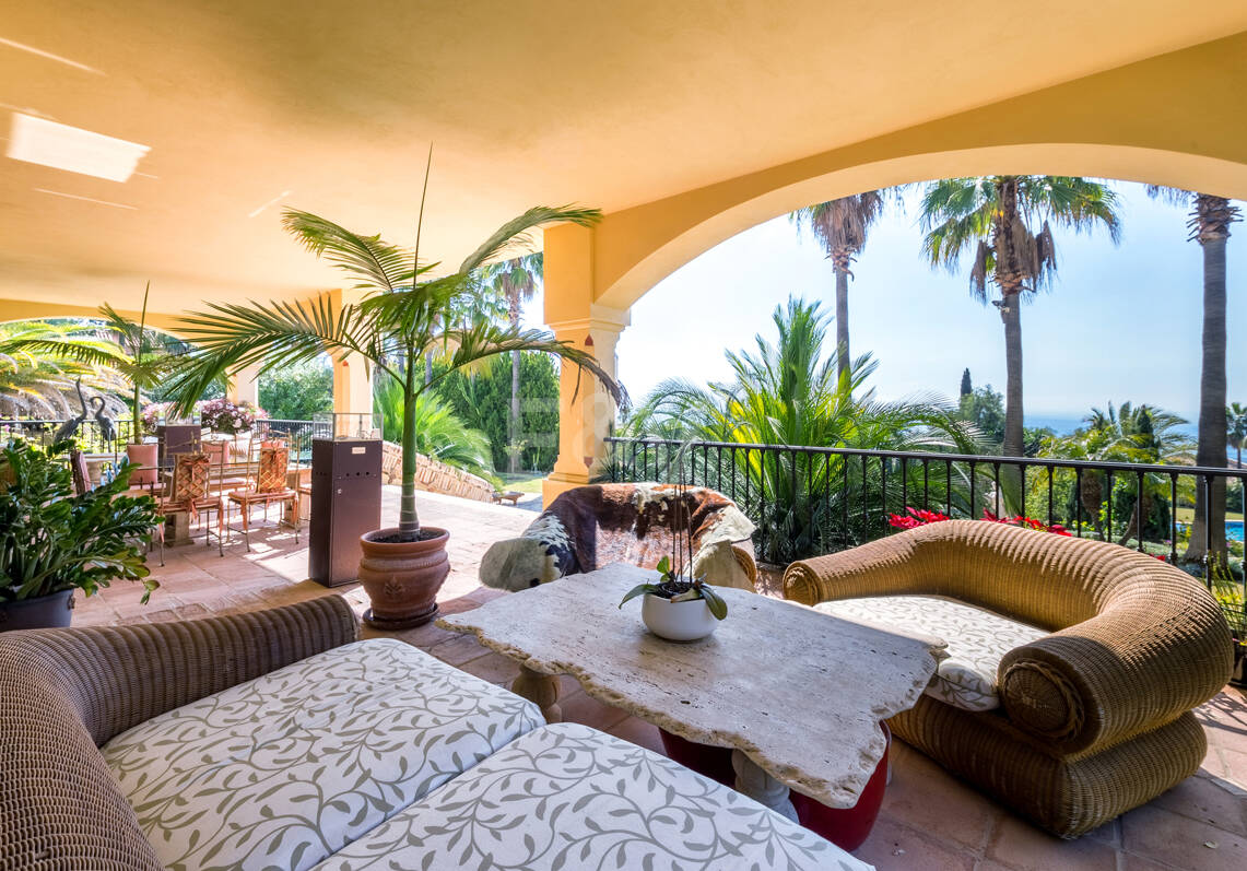 Villa architecturale classique par Antonio Bermúdez dans la prestigieuse Sierra Blanca