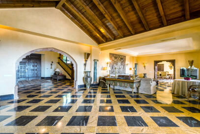 Villa architecturale classique par Antonio Bermúdez dans la prestigieuse Sierra Blanca