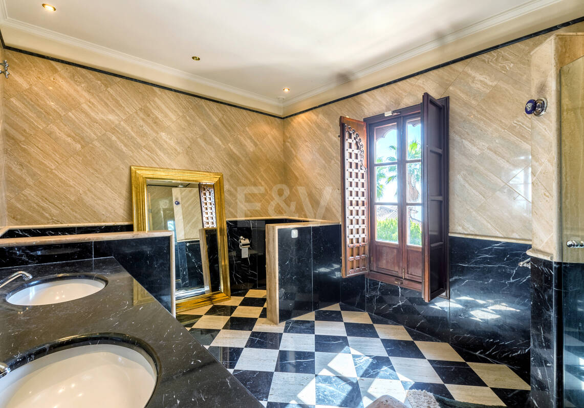 Villa architecturale classique par Antonio Bermúdez dans la prestigieuse Sierra Blanca