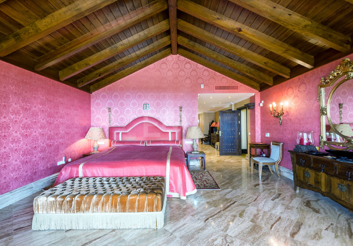 Villa architecturale classique par Antonio Bermúdez dans la prestigieuse Sierra Blanca