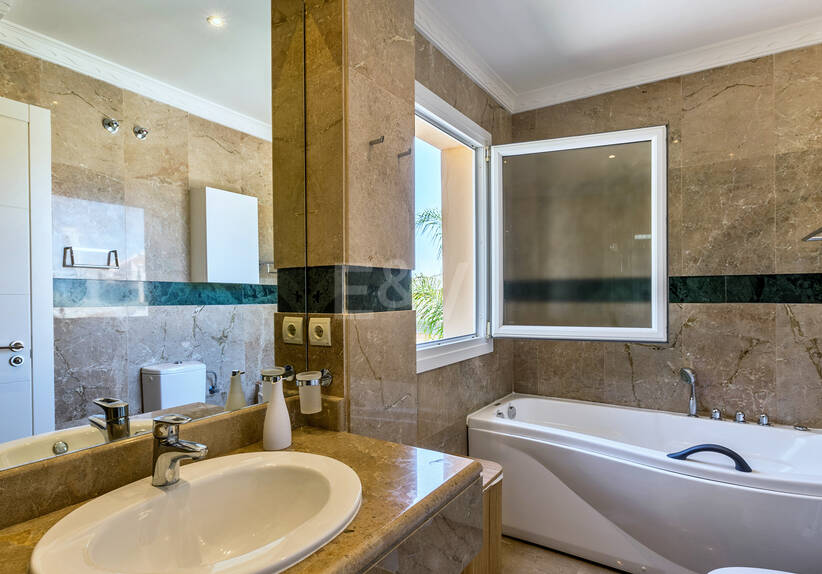 Designer Apartment in Vista Real, Nueva Andalucía