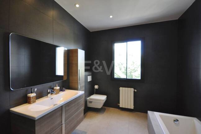 Modern villa in Nueva Andalucia. Price per week from €8.500