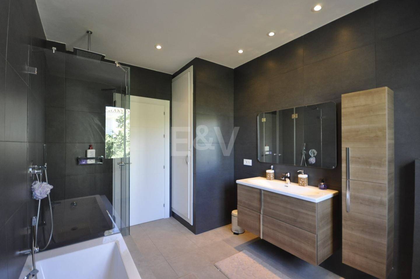 Modern villa in Nueva Andalucia. Price per week from €8.500