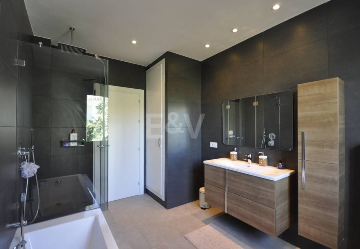 Modern villa in Nueva Andalucia. Price per week from €8.500