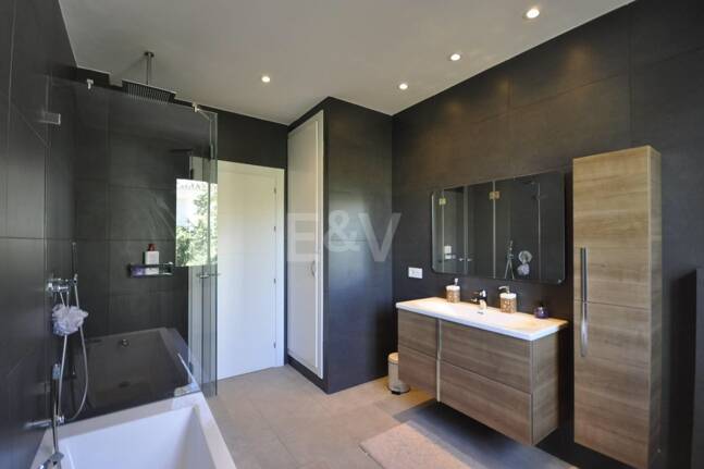 Modern villa in Nueva Andalucia. Price per week from €8.500