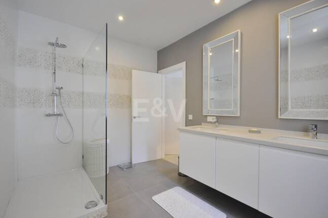 Modern villa in Nueva Andalucia. Price per week from €8.500